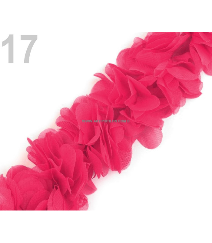 TIRA DE FLORES DE TELA COSIDAS SOBRE FIELTRO