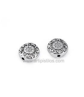 Ornamento de metal com flores