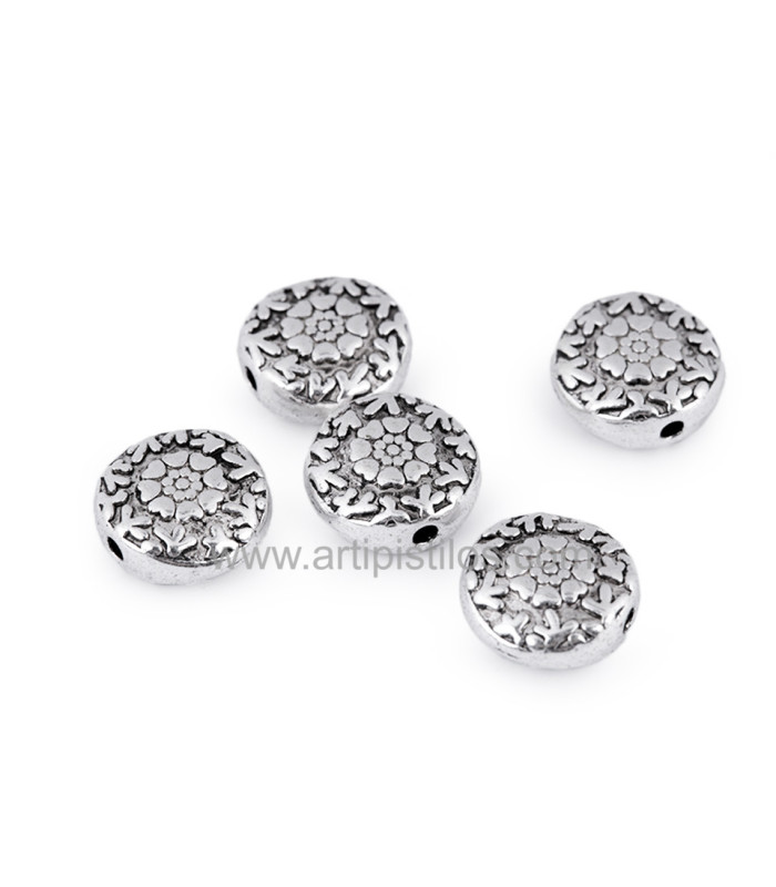 Ornamento de metal com flores