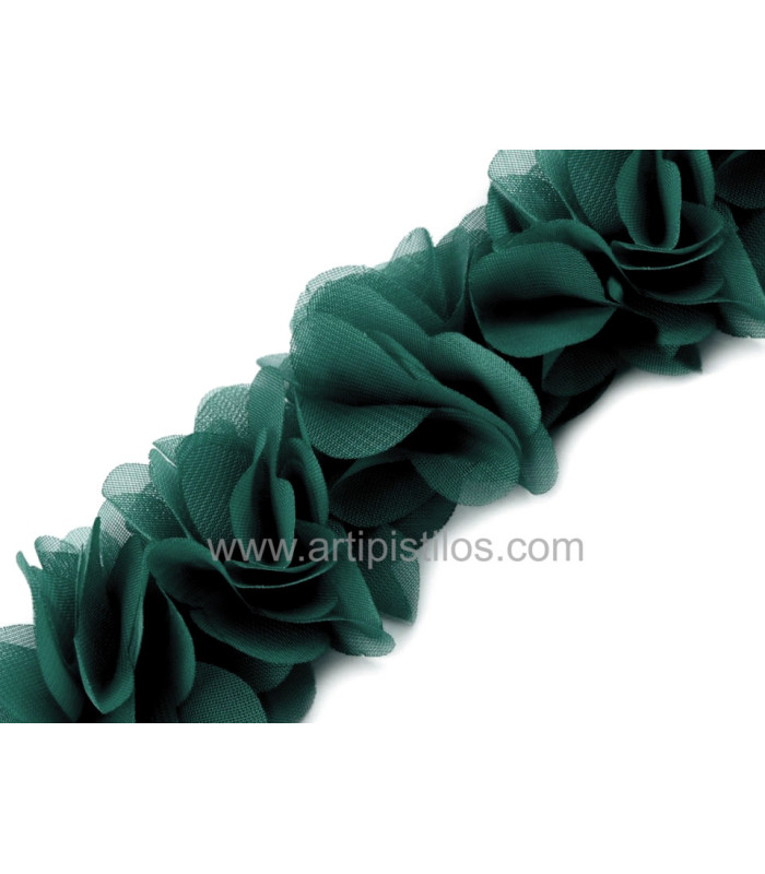 TIRA DE FLORES DE TELA COSIDAS SOBRE FIELTRO