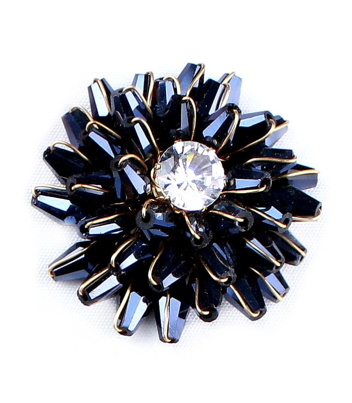 APPLIKATION MIT STRASS UND PERLEN