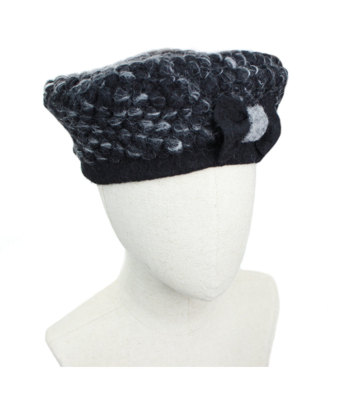 Lady beret with bow