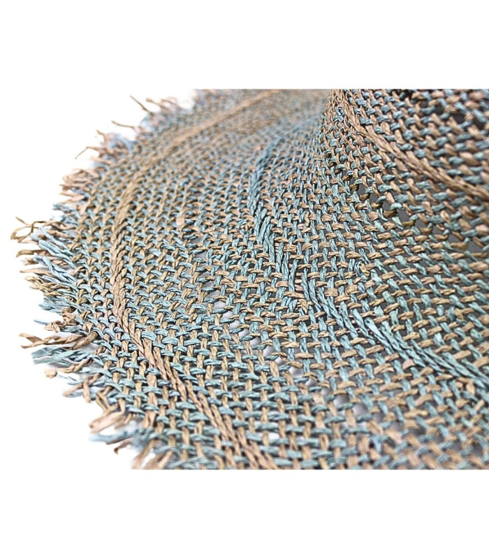 CAPELINA BICOLOR DE FIBRA DE PAPEL COM ACABAMENTO EM FRANJAS