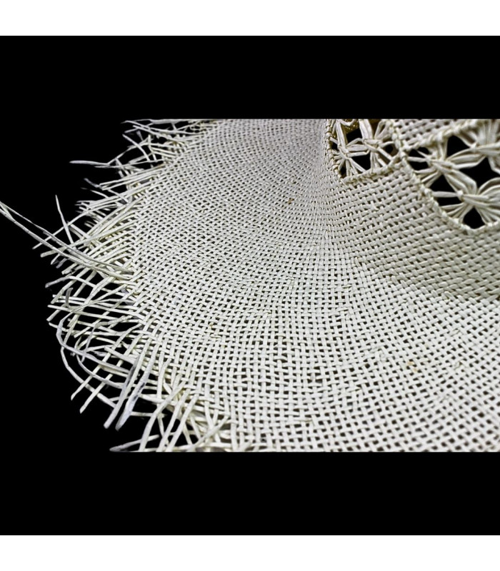 CAPELINA AUS PAPIERFASER MIT FRANSENABSCHLUSS