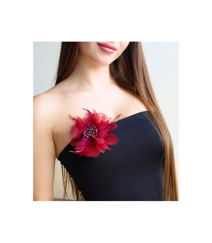 Broche com Contas de Cristal Lapidadas e Penas