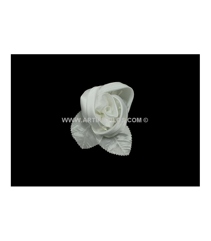 FLOR DE TECIDO Y CETIM COM PISTILOS